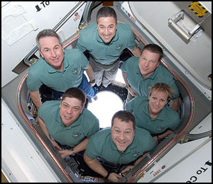 STS-130s besättning samlad i Cupola.