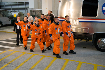 Besättningen på väg ut till Astrovanen.