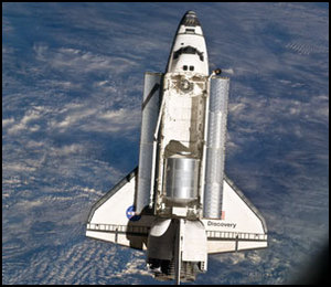 Discovery STS-131 fotograferad från rymden.