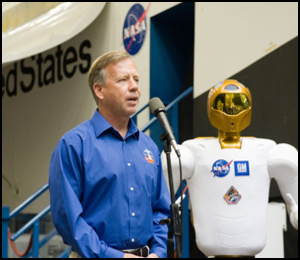 Bef�lhavare Steve Lindsey med bes�ttningen sjunde medlem - Robonaut 2.