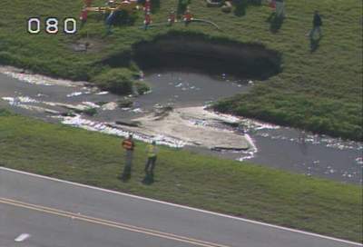 Vattenl�ckan underminerade marken ovan ledningen.