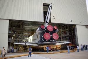 Discovery backas ut ur hangaren.