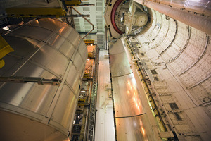 Leonardo p� v�g att monteras i Discoverys lastutrymme.