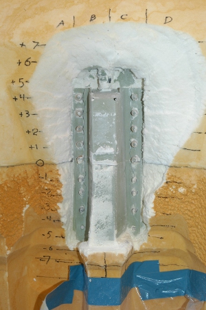 Sprickorna p� en av aluminiumprofilerna. Klicka p� bilden f�r st�rre bild.