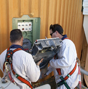 Tekniker monterar en nu GUCP-platta p� den externa br�nsletanken.