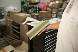 En tekniker h�ller i en av ers�ttningsprofilerna.