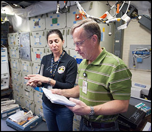 Steve Lindsey och Nicole Stott i samspr�k under tr�ning den 14 januari i �r.