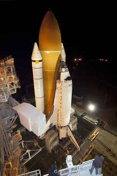 Discovery framme p� startplattan. Det ljusare omr�det p� tanken �r d�r isolering tagits bort f�r att f�rst�rka aluminiumprofilerna.