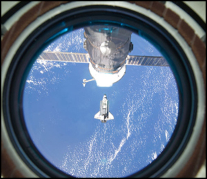 Discovery fotograferad fr�n ISS strax innan dockningen.
