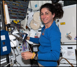 Nicole Stott i rymdf�rjans pentry.