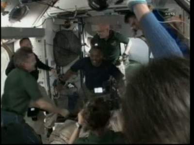 Discoverys besättning, med Al Drew i spetsen, anländer ombord på ISS.