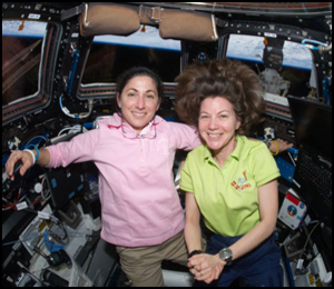 Nicole Stott (till v�nster) och Cady Colemam ombord p� Cupola.