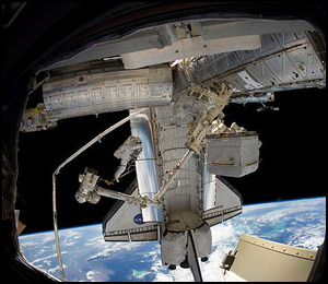 Discovery fotograferad fr�n ISS.