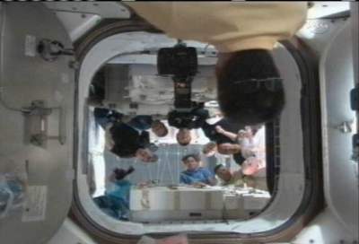 N�gra minuter efter luck�ppningen �r det "fullt hus" ombord p� PMM.