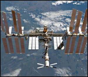 ISS som rymdstationen ser ut idag med ATV-2 i mitten i bildens nederkant.