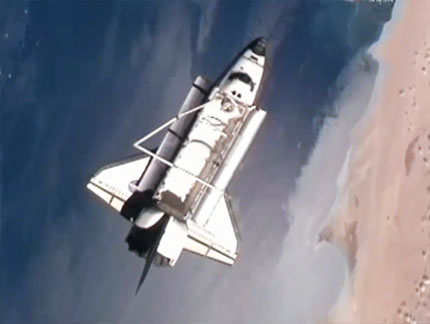 Discovery fotograferad frn ISS strax efter utdockningen.