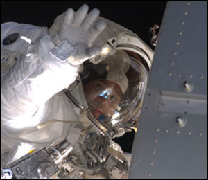 Steve Bowen ute p� rymdpromenad under STS-126.