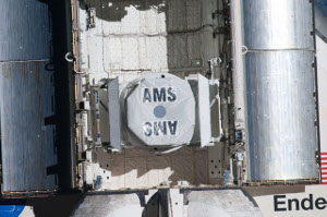 AMS syns hr i lastutrymmet p Endeavour. Fotograferad frn ISS.