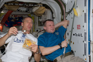 Andrew Feustel och Dmitry Kondratyev tar en liten paus tidigare under uppdraget.