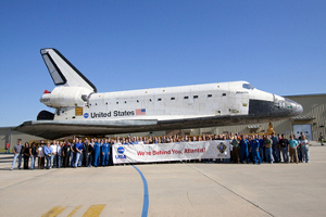 Atlantis, besttningen och delar av personalen p Kennedy Space Center.