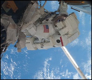 Fossum under uppdragets enda rymdpromenad.