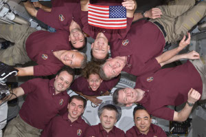 Bda besttningarna tillsammans med den flagga som flg ombord p Columbia STS-1 och som kommer lmnas kvar ombord p ISS.