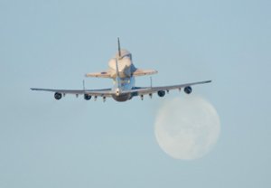 "Fly me to the moon" - Atlantis �r p� v�g hem.